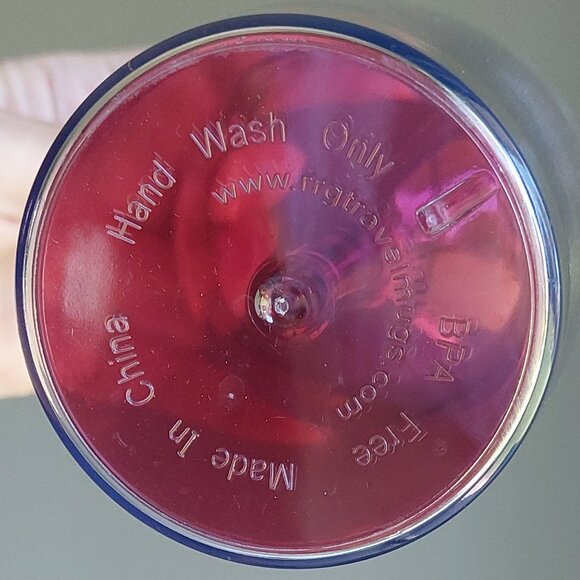 Pair of Vin02Go Insulated Plastic Wine Glasses with Snap Down Lids - Picture 5 of 8